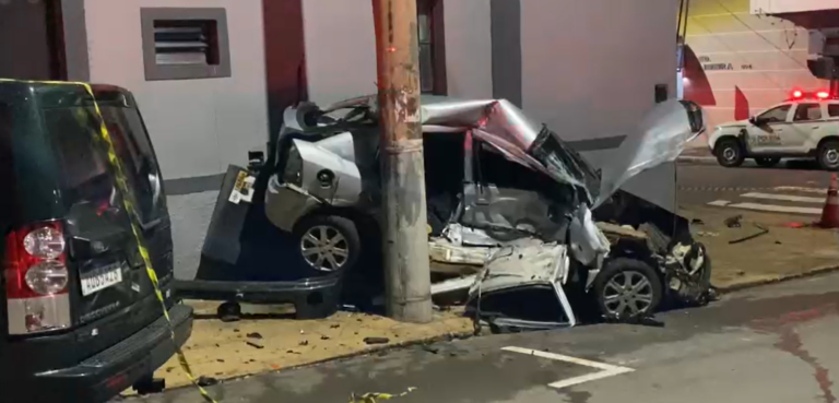 Acidente com carro de luxo deixa uma vítima fatal