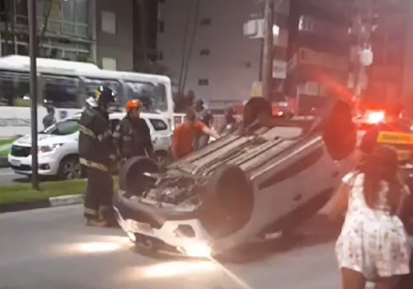 De rodas para o ar: Carro capota na orla da praia em cidade do litoral