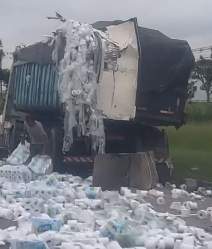 caminhão de papel higiênico tomba em sjc