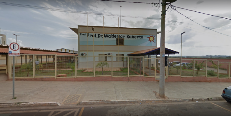 Alunos do 4° ano da rede municipal assistem aulas no pátio e mãe denuncia a falta de professores