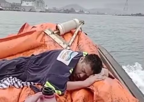 Chinês à deriva é resgatado no Porto de Santos; VÍDEO