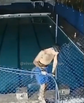 Homens destroem grade de Centro de Atividade Educacional para usar a piscina em Guarujá