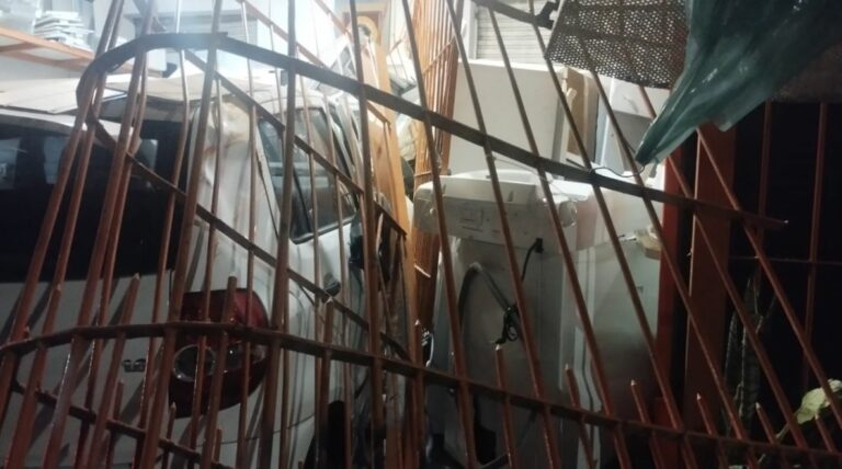 Carro roubado invade loja durante perseguição no interior de SP