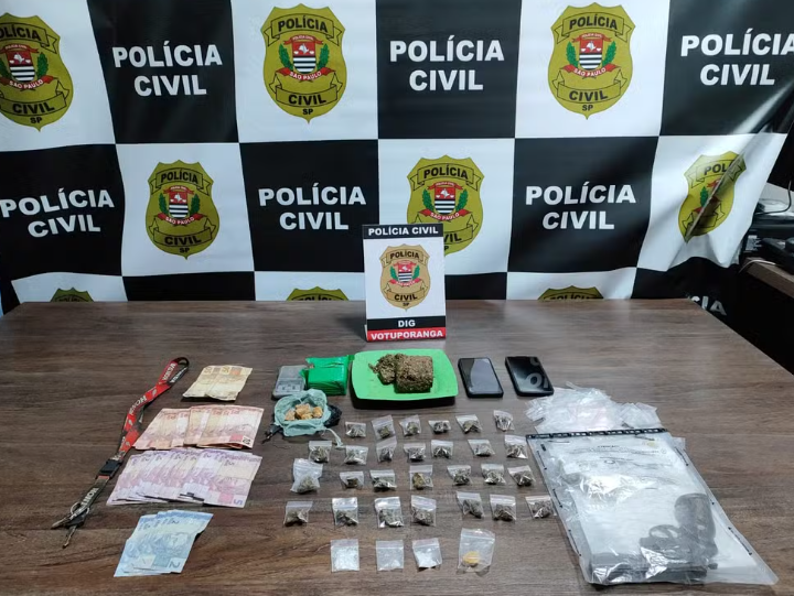 Dupla é presa flagrada embalando drogas em casa em Votuporanga