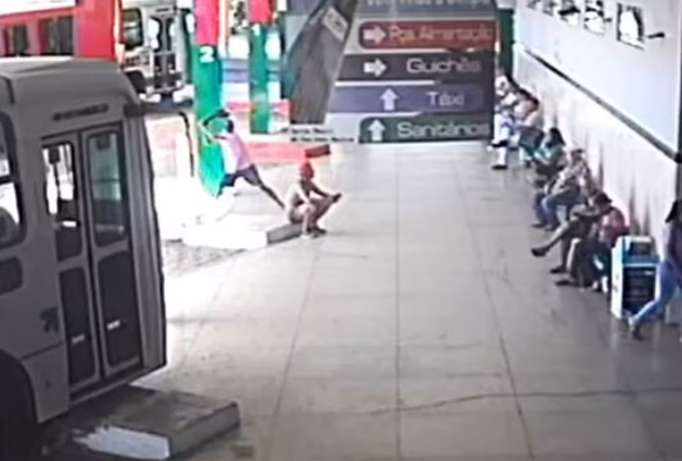 Homem é espancado com pedaço de madeira em rodoviária no interior de SP