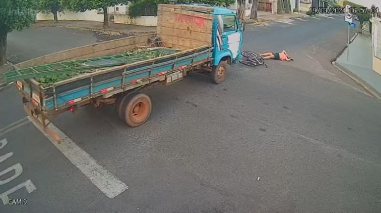 Mulher em bicicleta é atropelada por caminhão no interior de SP