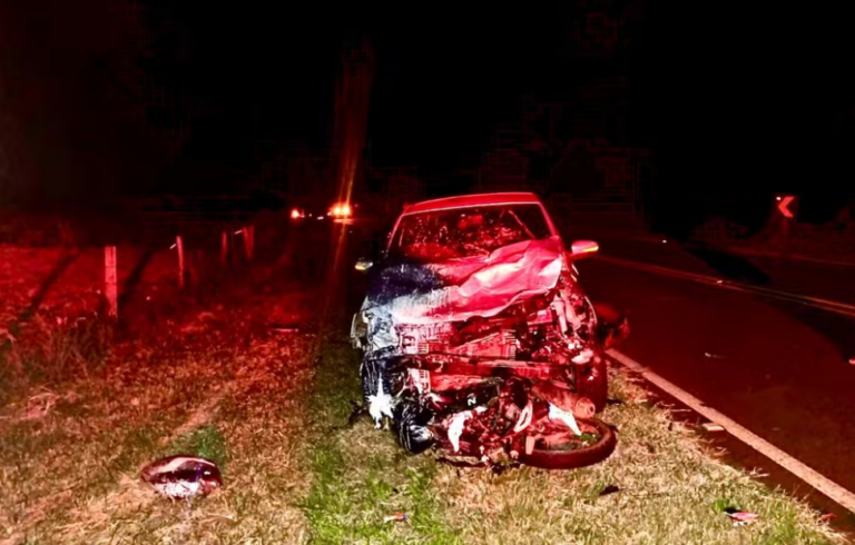 Casal morre em acidente de moto após colisão com carro em estrada vicinal