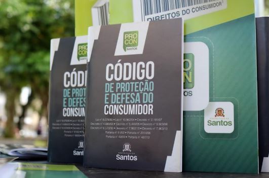 Procon realiza atendimentos no Dia do Consumidor em shopping de Santos