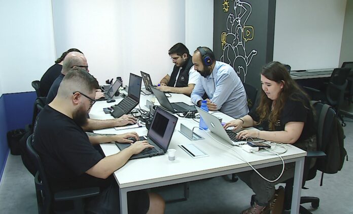 Pesquisa revela tendência para implementação da Inteligência Artificial em empresas Pesquisa revela tendência para implementação da Inteligência Artificial em empresas