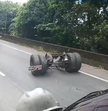 Eixo traseiro de caminhão tanque solta e prejudica trânsito na Anchieta