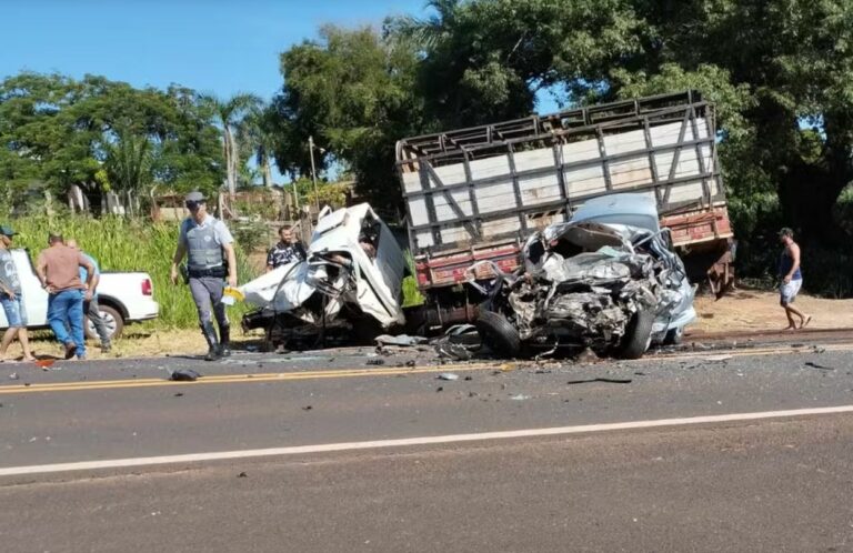 Acidente entre carro e caminhão deixa dois mortos em Votuporanga