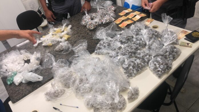 Carro com mais de 3 mil porções de drogas é parado em blitz da PMR Carro com mais de 3 mil porções de drogas é parado em blitz da PMR