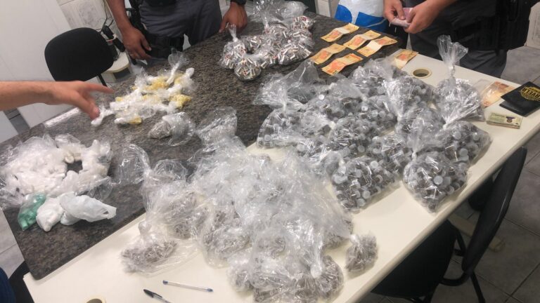 Carro com mais de 3 mil porções de drogas é parado em blitz da PMR