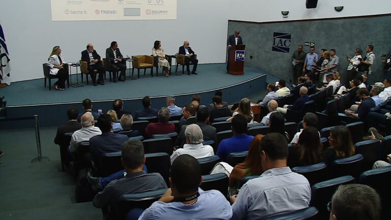 Dário Saadi, participou por videoconferência. O prefeito está em Brasília para se reunir com a ministra da Saúde, para falar sobre a dengue.