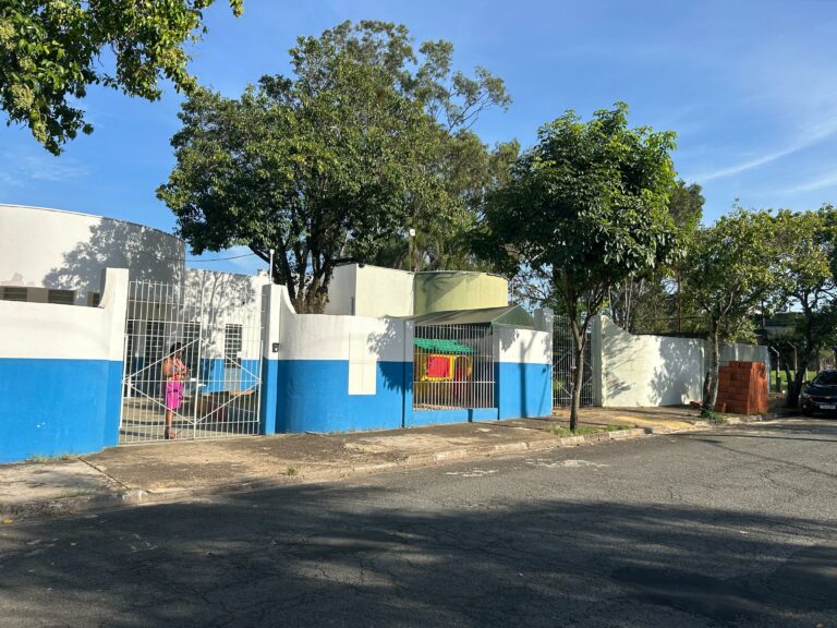 Com aulas suspensas há 1 mães, mães pedem reabertura de escola infantil