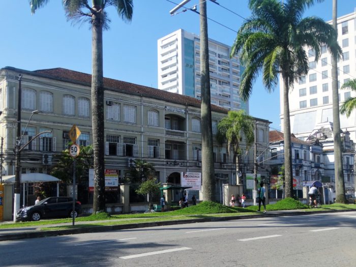 Coelhinho da Páscoa visita o Educandário Anália Franco na tarde desta quinta-feira