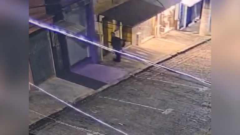 Homem que roubava comércios disfarçado de policial é preso