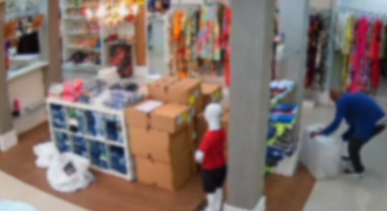 R$ 8 mil de prejuízo: trio furta loja e é flagrado pelas câmeras de monitoramento