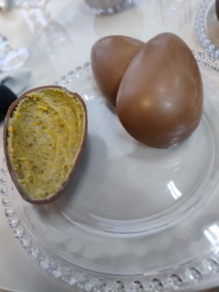 Veja como fazer um ovo de páscoa recheado com pistache