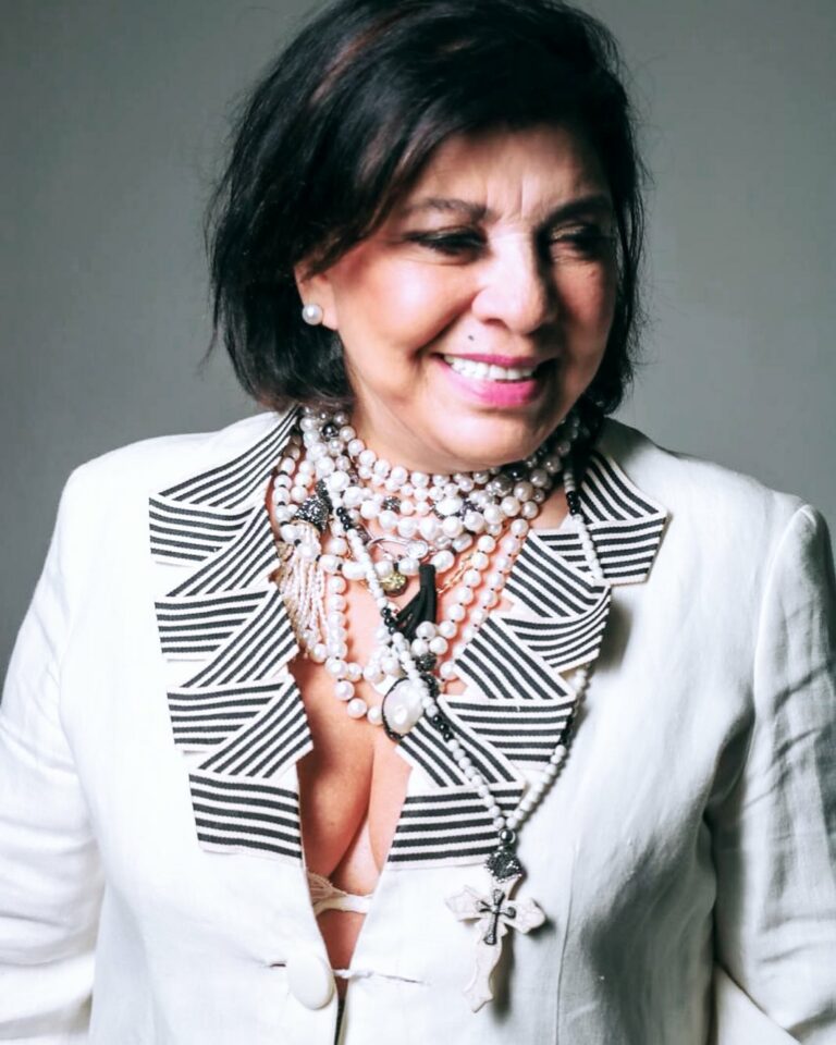 Roberta Miranda gasta uma fortuna com maquiagem em ouro