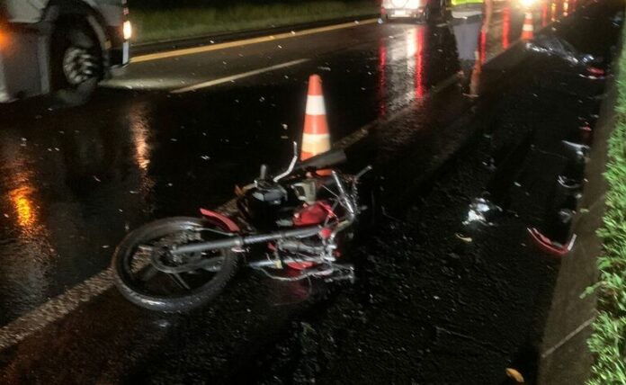 Garupa morre Acidente entre moto e carro provoca a morte do jovem de 25 anos