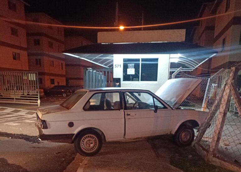 Homem é preso após furtar veículo, assaltar conveniência, fugir da polícia e bater contra alambrado