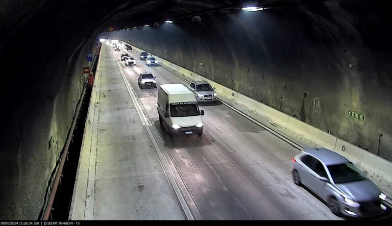 Rodovia dos Tamoios segue interditada neste sábado