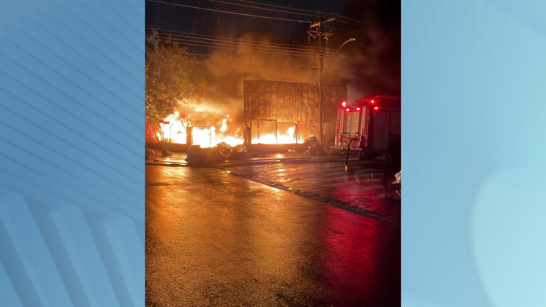 Bombeiros da região foram acionados para controlar as chamas. Incêndio durou 3 horas e ninguém ficou ferido.