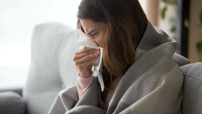Testes positivos para Covid diminuem e crescem para influenza, aponta pesquisa