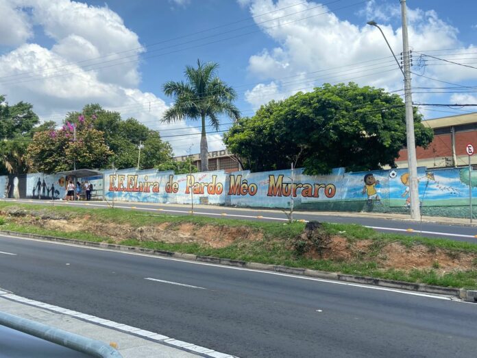 Jovem entra em escola com simulacro de arma de fogo na cintura Jovem entra em escola com simulacro de arma de fogo na cintura