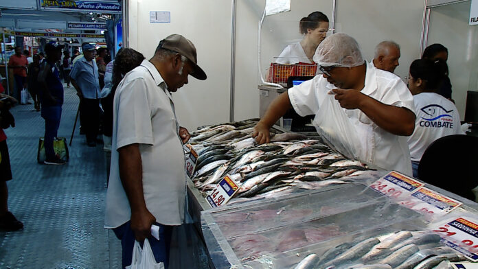 Os boxes vão poder funcionar até as 19h30 e a expectativa é de aumento nas vendas de peixes, doces e chocolates.