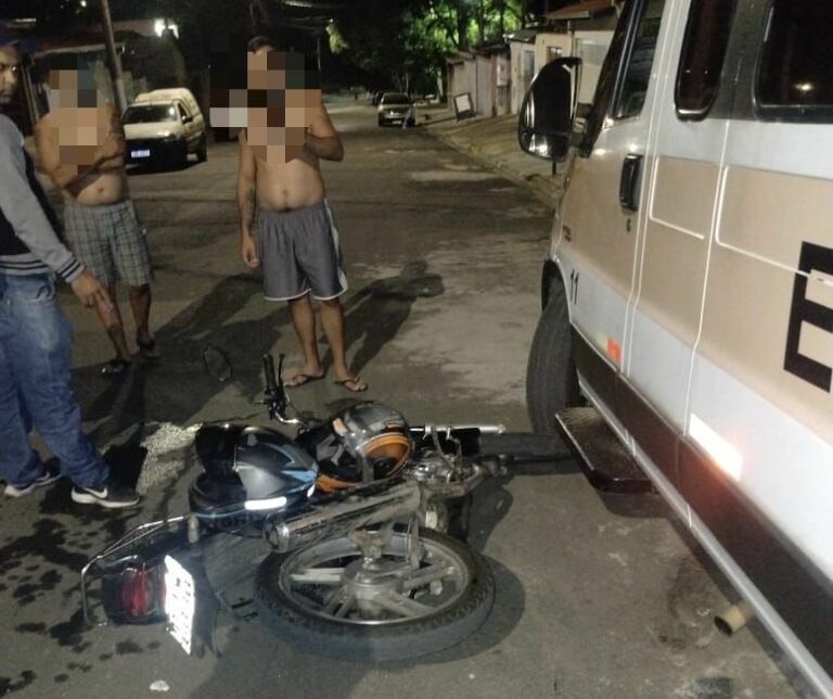 Motociclista bate contra van escolar estacionada e agride proprietária do veículo