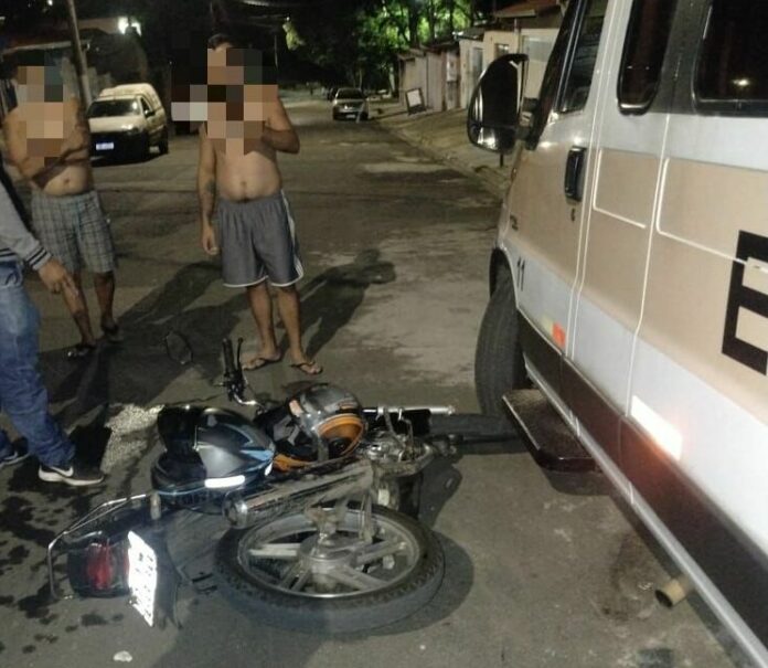 Motociclista bate contra van escolar estacionada e agride proprietária do veículo