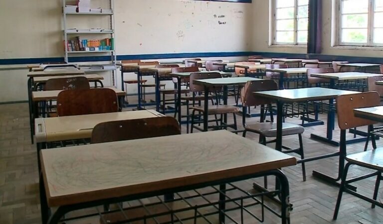 Programa Pé-de-meia irá pagar R$2 mil por ano para alunos de baixa renda do ensino público
