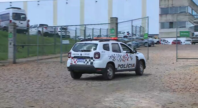 Quadrilha invade pátio de locadora e veículos e leva 6 caminhonetes Quadrilha invade pátio de locadora e veículos e leva 6 caminhonetes