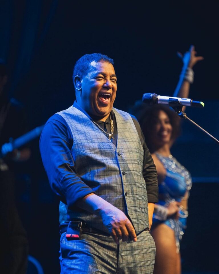 Raça Negra canta clássicos do pagode em show de 40 anos