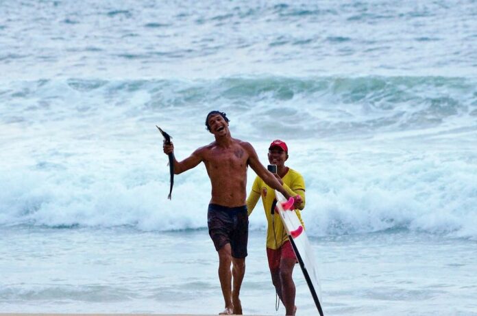 fotógrafo registra momento raro de surfista pegando peixe com a mão durante onda em ubatuba