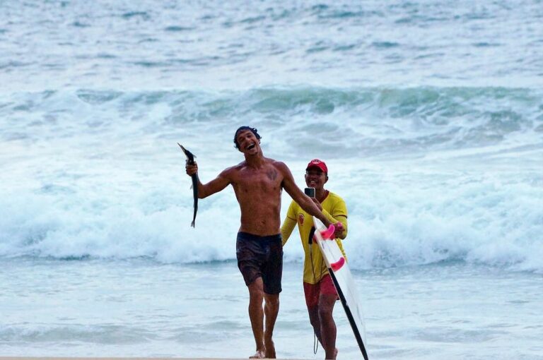 fotógrafo registra momento raro de surfista pegando peixe com a mão durante onda em ubatuba