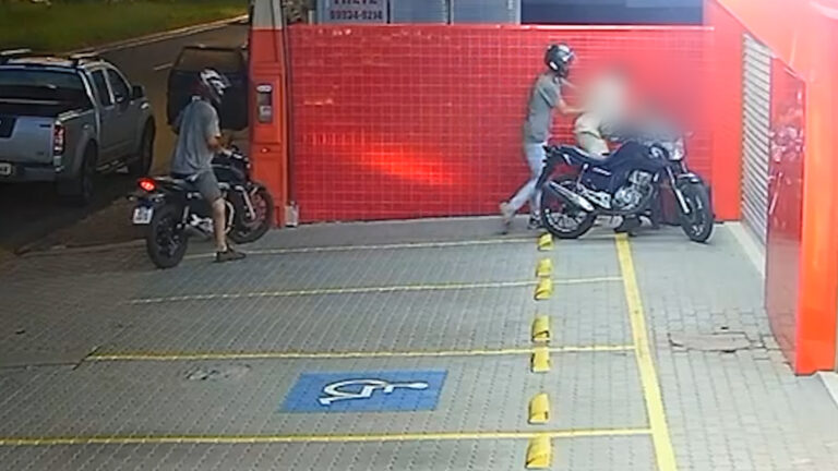 Dupla rouba moto e agride vítima em frente à farmácia; Veja vídeo