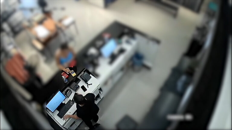 Funcionária é presa em flagrante por estelionato em loja de grife
