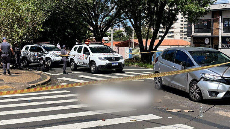Motociclista de aplicativo morre ao ser atingido por carro