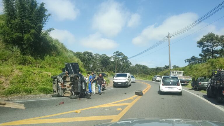 Policial Militar salva família após capotamento na rodovia