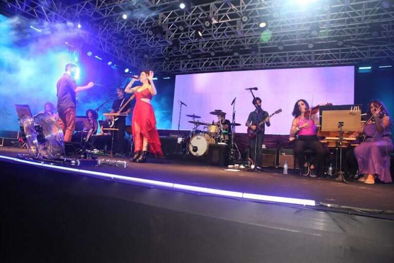 Pitty encanta multidão e programação segue neste sábado