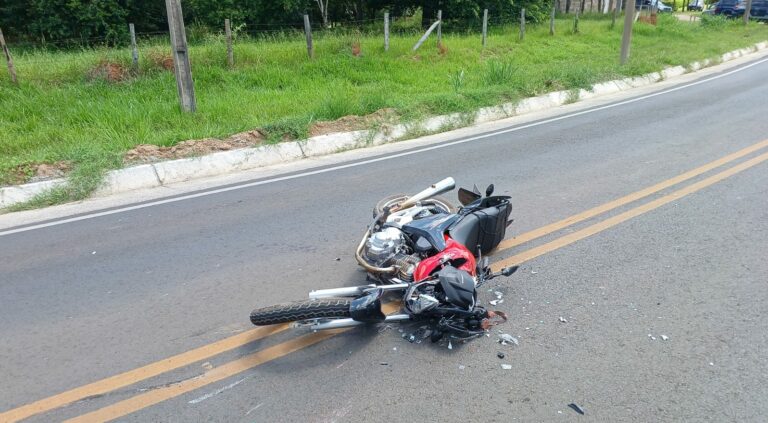Motociclista colide frontalmente com caminhão e fica gravemente ferido
