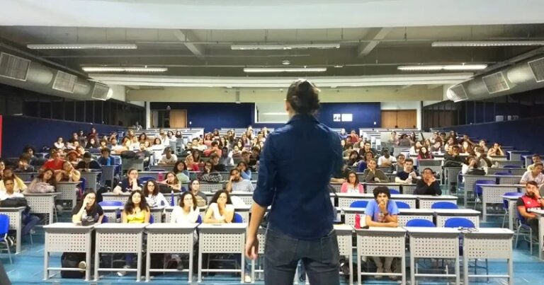 Cursinho comunitário da USP em Ribeirão Preto busca voluntários