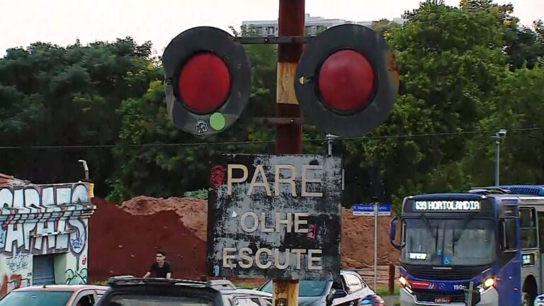 Carro desrespeita sinalização e colide em trem em movimento