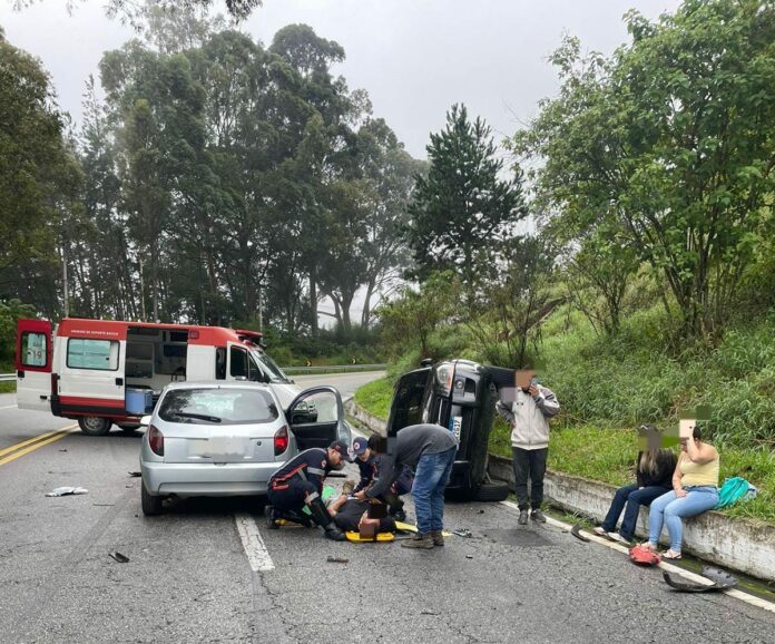 Acidente entre dois carros na Floriano Rodrigues Pinheiro deixa dois feridos