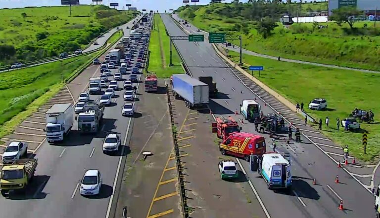 Motorista fica ferido após ser atingido por um caminhão na Dom Pedro; veja vídeo