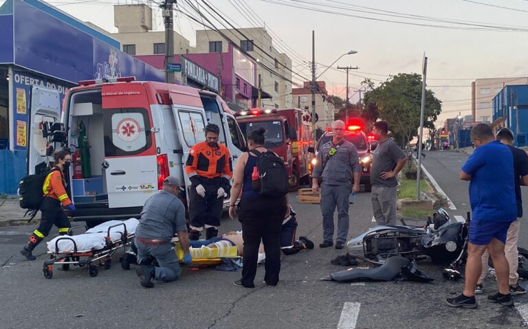 Colisão entre carro e motocicleta deixa 2 pessoas em estado grave