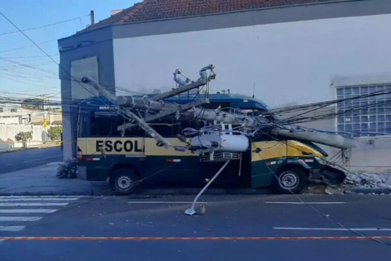 Carro avança sinal vermelho e atinge van escolar com 16 crianças